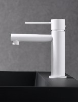 Grifo lavabo moderno negro blanco ambiente 2