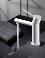 Grifo lavabo moderno negro blanco ambiente