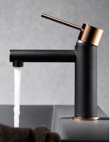 Grifo lavabo moderno negro oro rosa ambiente